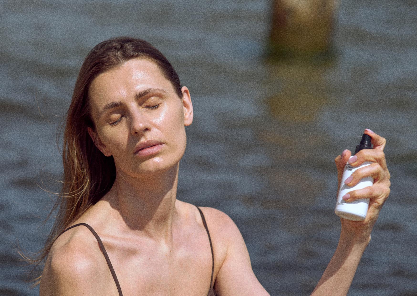 Uderzenia gorąca a skóra. Jak wspierać cerę w okresie menopauzy